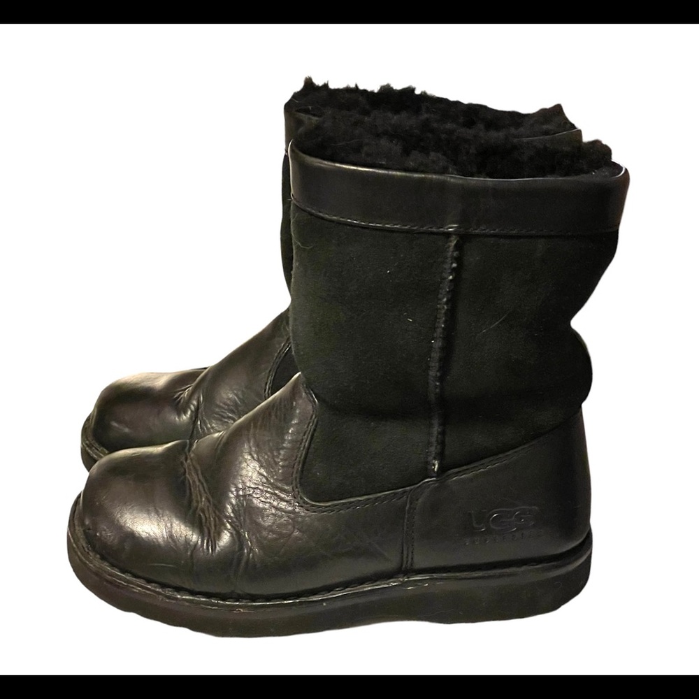 UGG Australia Size 2 Black Sheepskin Wrangell Leather Shearling Boots 5263